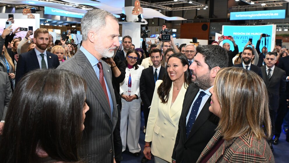 Los reyes de España visitan el stand institucional de la Región durante la jornada inaugural de Fitur. (CARM)