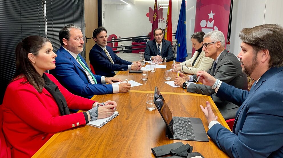 El consejero de Fomento e Infraestructuras, Jorge Garcia Montoro, y el presidente de la Federación de Municipios, Víctor Manuel López, durante la reunión sobre el nuevo modelo de 'vivienda asequible' que impulsa el Ejecutivo regional. (CARM)