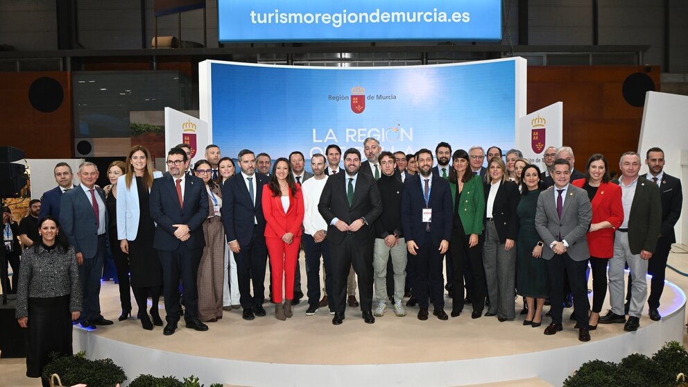 Imagen de familia durante la celebración del Día de la Región de Murcia en Fitur. (CARM)