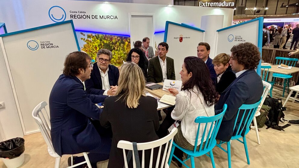 A la izquierda, el presidente de la APC, Pedro Pablo Hernández, reunido con agencias de excursiones para impulsar la participación en su evento 'Cartagena Cruise Days'. (Puerto de Cartagena)