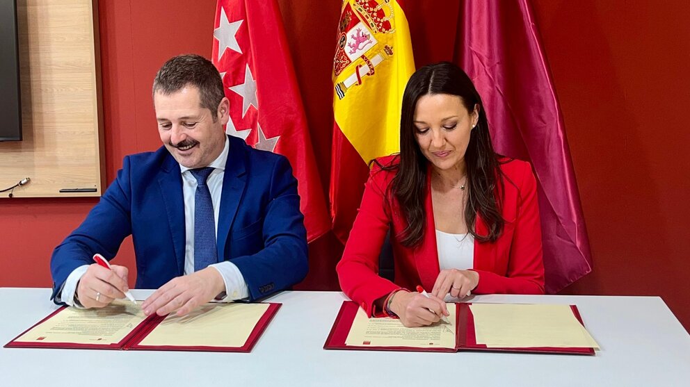 La consejera de Turismo de la Región, Carmen Conesa, y el consejero de Turismo de la Comunidad de Madrid, Mariano de Paco, suscriben en Fitur un protocolo de colaboración para el impulso turístico de los destinos. (CARM)