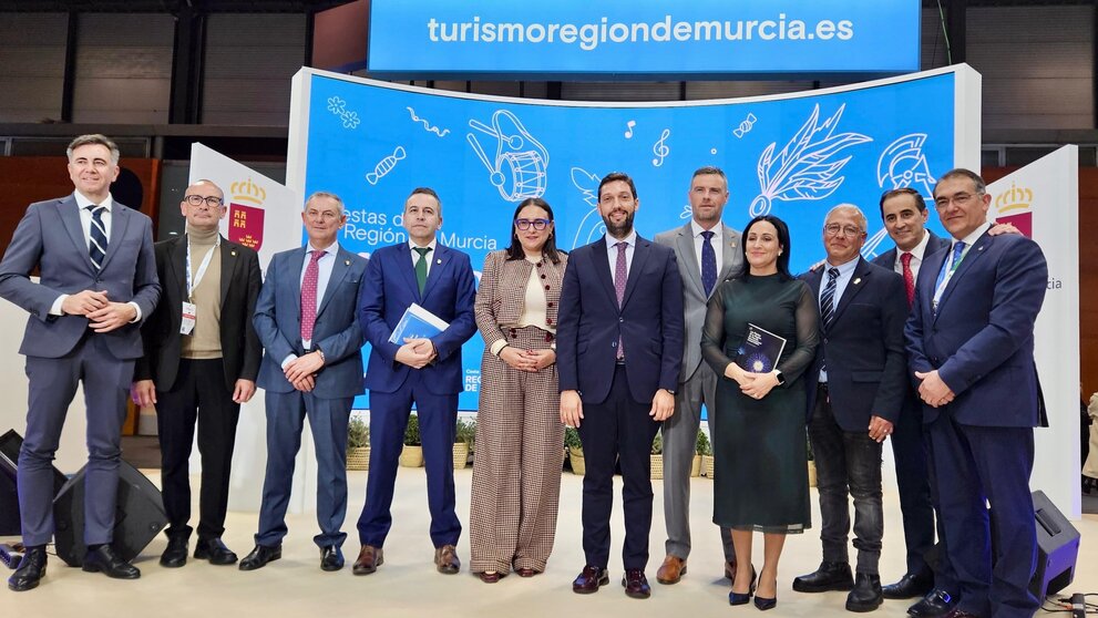 Los directores generales del Instituto de Turismo, Juan Francisco Martínez, y de Competitividad y Calidad Turísticas, Eva Reverte, con representantes de los municipios presentes en la Guía de Fiestas. (CARM)