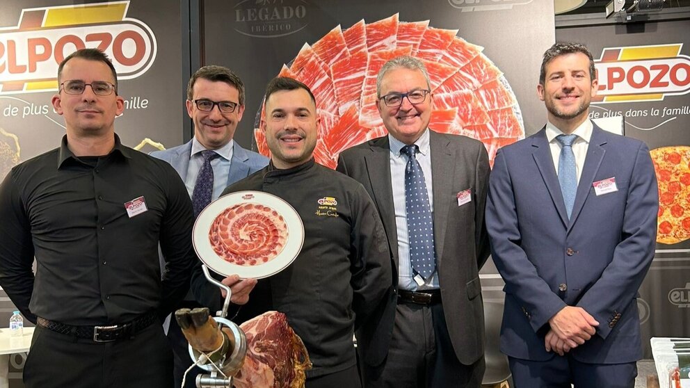 Equipo de ElPozo Alimentación en el stand de la marca, en Sirha  Lyon 2025. (Grupo Fuertes)