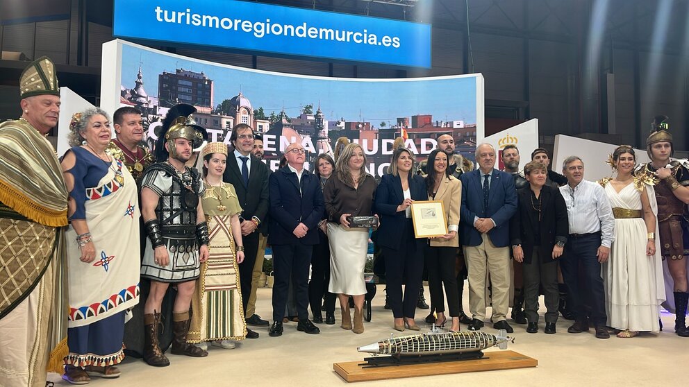 La consejera Carmen Conesa y la alcaldesa de Cartagena, Noelia Arroyo, en la presentación en el estand de la Región de las fiestas de Romanos y Cartagineses. (CARM)