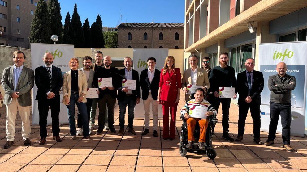 La consejera de Empresa, Empleo y Economía Social, Marisa López Aragón junto a los galardonados con el premio 'Emprendedor del mes'. (CARM)