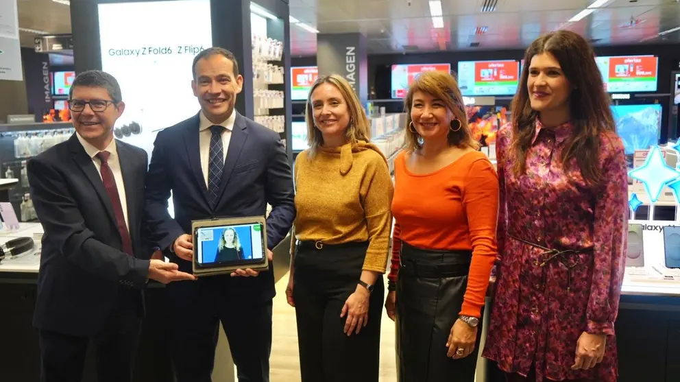 La consejera de Política Social, Familias e Igualdad, Conchita Ruiz, durante al presentación del sistema 'Svisual' para facilitar la inclusión de las personas sordas. (CARM)