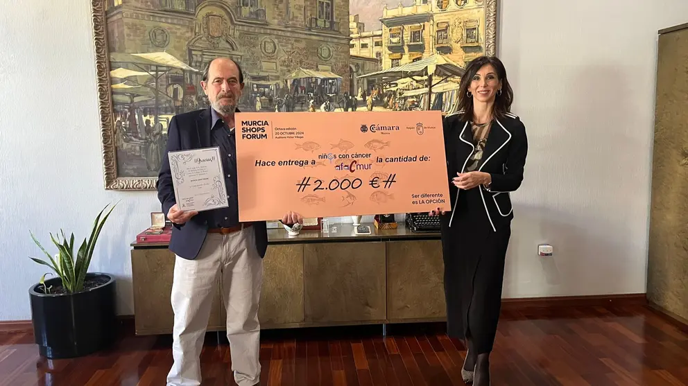 Miriam fuertes, presidenta de la Cámara de Comercio de Murcia, haciendo entrega del cheque a Francisco Palazón, presidente de AFACMUR. (Cámara de Comercio de Murcia)