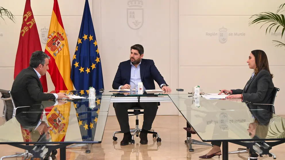 Reunión del presidente López Miras con el presidente de Coag, José Miguel Marín, que ha contado con la presencia de la consejera de Agricultura, Sara Rubira. (CARM)