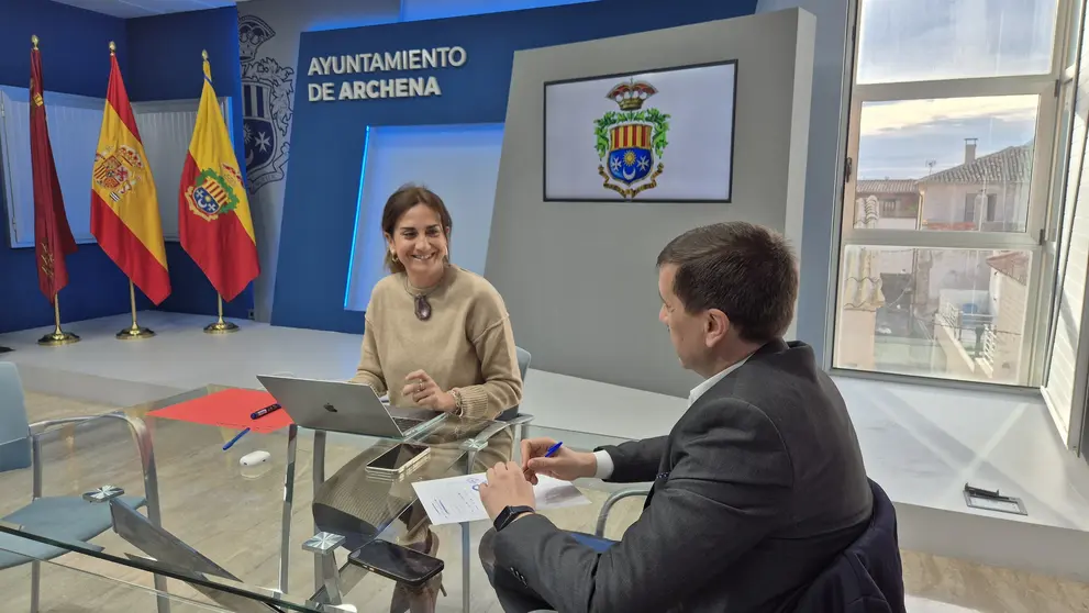 La alcaldesa de Archena, Patricia Fernández, con el concejal de Gestión Económica. (Ayuntamiento de Archena)