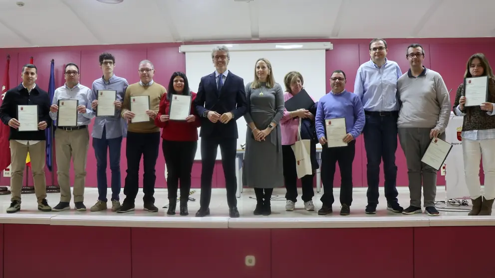 El consejero de Economía, Luis Alberto Marín, y la directora general de Función Pública y Diálogo Social, Micaela Martínez, junto con los nuevos empleados públicos. (CARM)