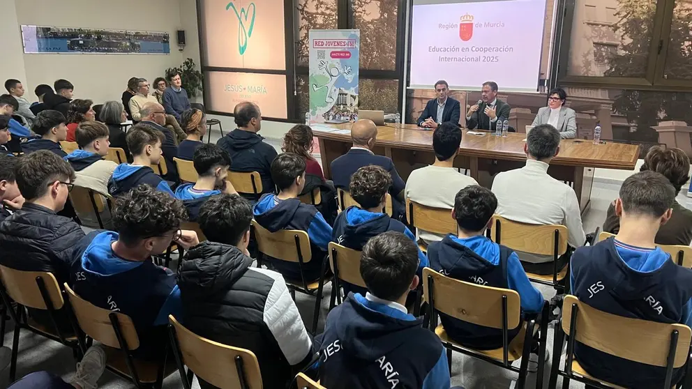 El consejero de Acción Exterior, Marcos Ortuño, acompañado por el director general de Acción Exterior y Cooperación, Juan José Almela, y la directora del colegio Jesús María, Carmen María Fernández, en el acto celebrado este martes. (CARM)