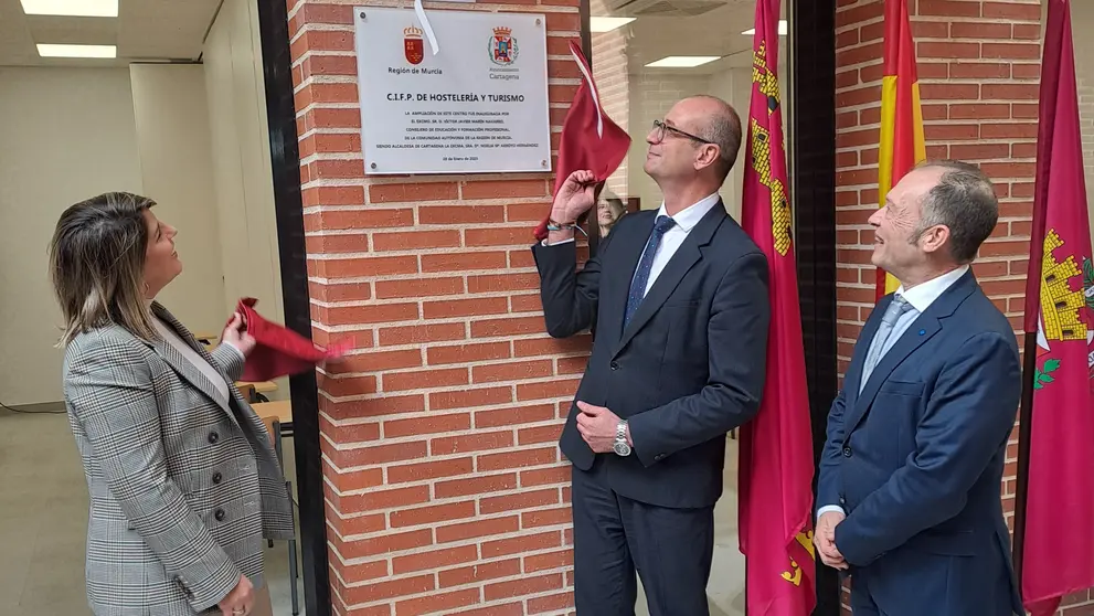 El consejero de Educación y Formación Profesional, Víctor Marín, junto a la alcaldesa de Cartagena, Noelia Arroyo, y el director del CIFP de Hostelería y Turismo de Cartagena, Antonio García,  inauguran las nuevas instalaciones. (CARM)