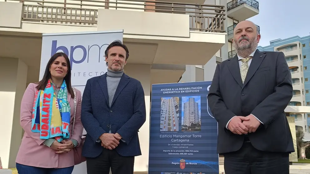 El consejero de Fomento e Infraestructuras, Jorge García Montoro, visita en La Manga del Mar Menor el primer edificio rehabilitado para mejorar su eficiencia energética, gracias a una subvención de la Comunidad, cercana a los 600.000 euros. (CARM)