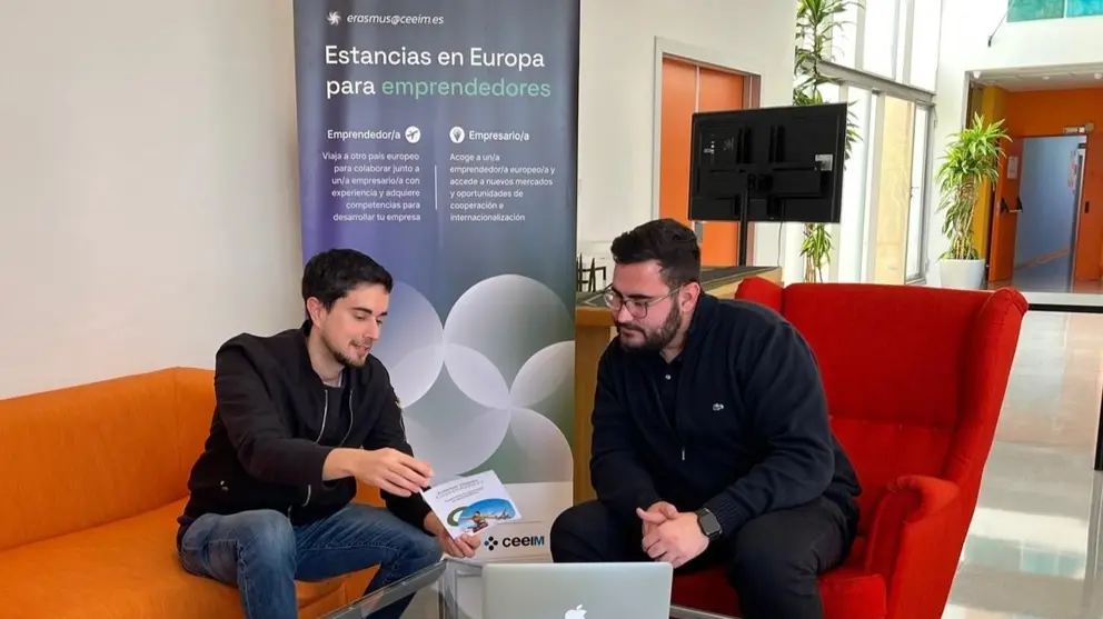 El programa ofrece a los jóvenes emprendedores durante su estancia, que oscila entre uno y seis meses, acceso a formación práctica en su puesto de trabajo. (CARM)