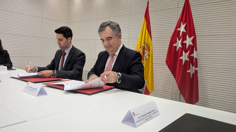 El consejero de Medio Ambiente, Universidades, Investigación y Mar Menor, Juan María Vázquez, durante la firma, con el consejero de Educación, Ciencia y Universidades de la Comunidad de Madrid, Emilio Viciana, de un protocolo general de actuación para la cooperación en los ámbitos de la educación superior, investigación e innovación. (CARM)