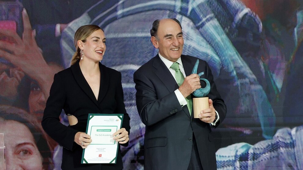 Alexia Putellas y el presidente de Iberdrola, Ignacio Galán, en la entrega de  los Premios Iberdrola Supera. (Iberdrola)