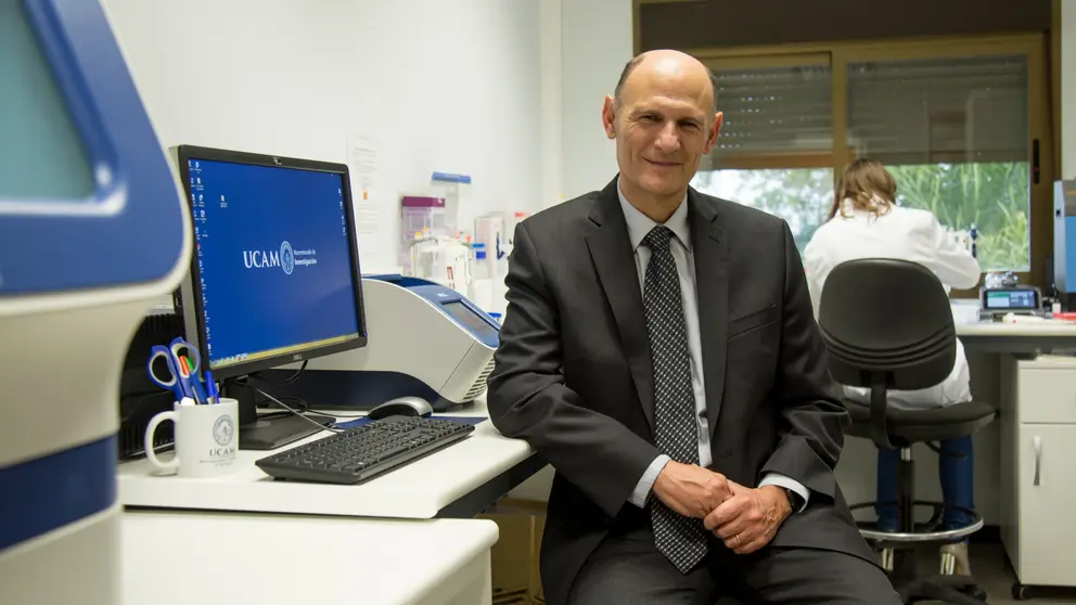 Imagen de Juan Carlos Izpisua en un laboratorio de la UCAM. (UCAM)