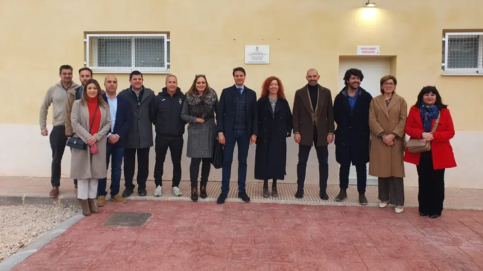 En el centro, la directora general del SEF, Pilar Valero, junto a los jóvenes en desempleo de Molina que se han formado en construcción con un curso subvencionado por el SEF. (CARM)