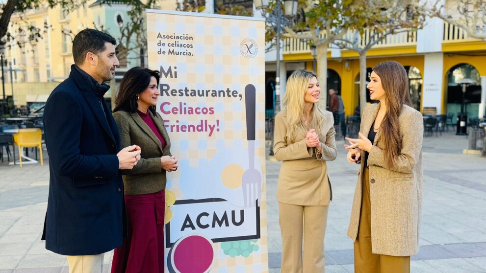 Las ediles de Sanidad y Hostelería del consistorio lorquino, Belén Díaz y Mayte Martínez, junto a la presidenta de ACMU, Juana Alacid, y el presidente de Hostelor, Jesús Abellaneda, en la presentación de la iniciativa. (Ayuntamiento de Lorca)