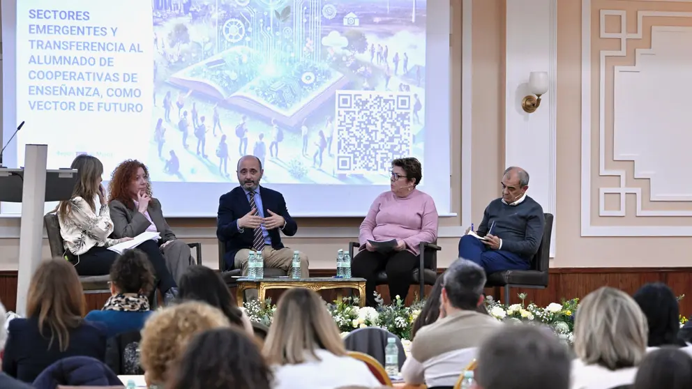 Imagen de una de las mesas redondas con la presencia de Pilar Valero, directora del SEF, Joaquín Gómez, director del Info, y Juan Antonio Pedreño, presidente de Ucoerm. (Juanchi López)