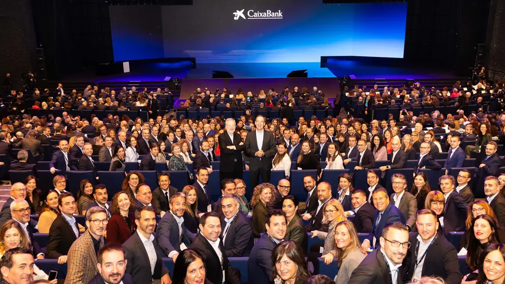 Tomás Muniesa, presidente de CaixaBank, y Gonzalo Gortázar, consejero delegado, durante la Convención de Directivos 2025 de la entidad. (CaixaBank)