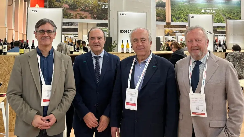 El director general de Industria Alimentaria junto a los presidentes de la DOP de Jumilla, Silvano García; Yecla, Rafael Verdú; y Bullas, Francisco Carreño, presentes en la 'Barcelona Wine Week'. (CARM)