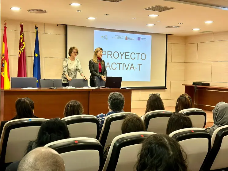 La edil de Desarrollo Local y Empleo, Rosa María Medina, ha dado la bienvenida esta mañana a los alumnos que realizarán desde hoy mismo estos certificados de profesionalidad