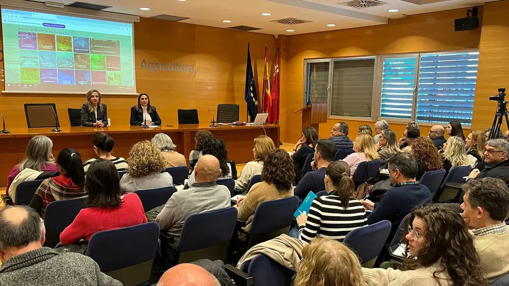 La consejera Sara Rubira inaugurando la jornada informativa sobre las novedades de la PAC 2025. (CARM)