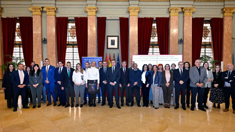 Foto de familia durante la firma de los convenios. (Ayuntamiento de Murcia)