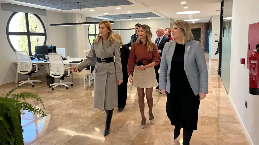 La consejera de Empresa, Empleo y Economía Social, Marisa López Aragón, junto con la alcaldesa de Cartagena, Noelia Arroyo, durante la inauguración del nuevo COE. (CARM)