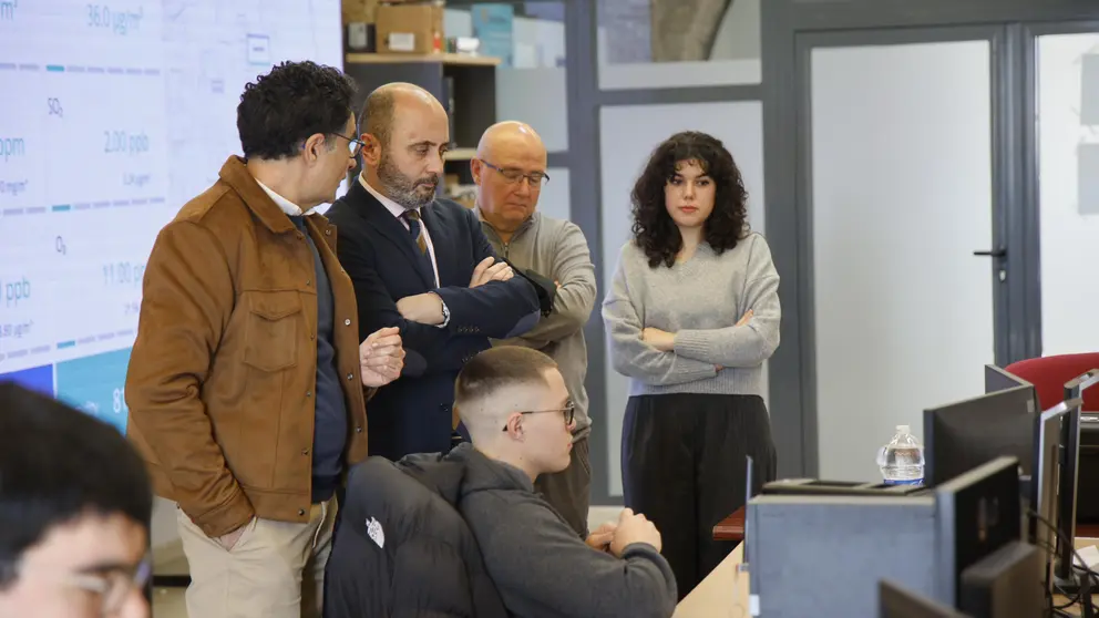 El director del Info, Joaquín Gómez, durante la visita a la empresa Qartia Smart Technologys. (CARM)