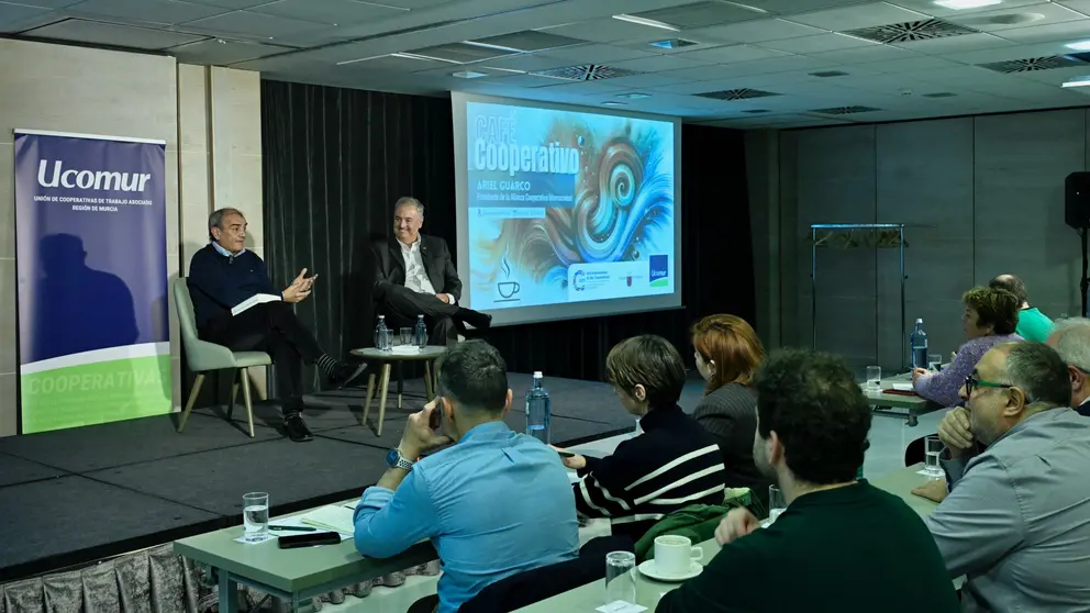 Un momento del café cooperativo de Ucomur junto a Ariel Guarco. (Ucomur)