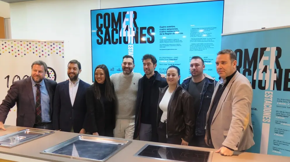 La consejera Carmen Conesa, con participantes en el acto de presentación de 'Comersaciones'. (CARM)