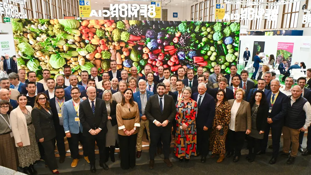 El presidente de la Comunidad, Fernando López Miras, inaugura el stand de la Región de Murcia en la feria hortofrutícola Fruit Logística 2025. (CARM)