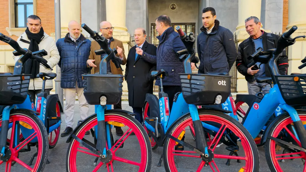 Despliegue de las 400 primeras bicicletas eléctricas de alquiler en Murcia. (Ayuntamiento de Murcia)