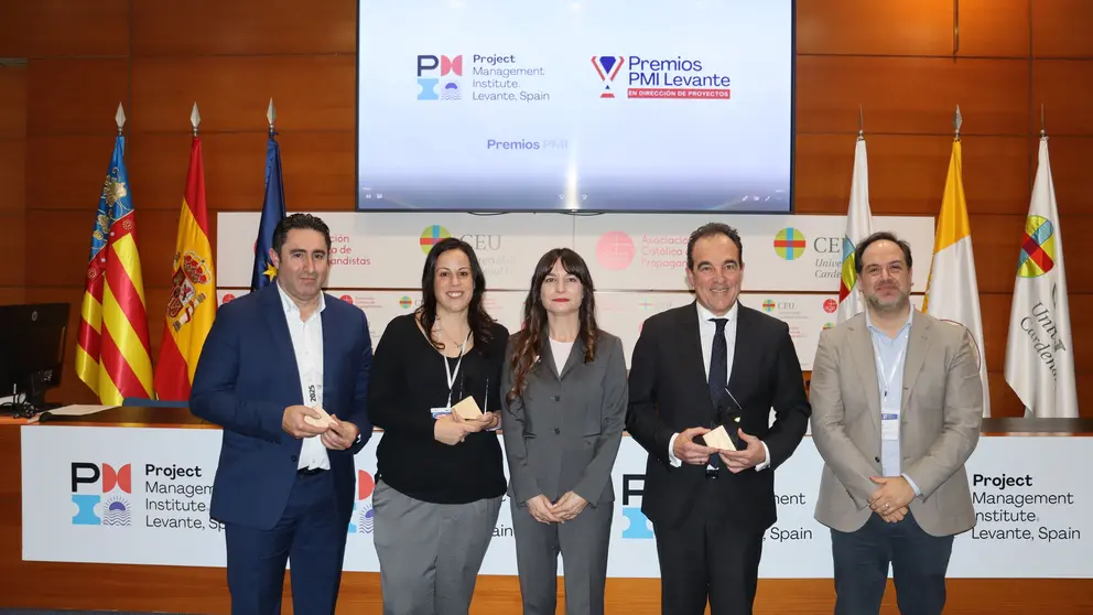 Foto de familia en la entrega de los premios. (Project Management Institute (PMI))