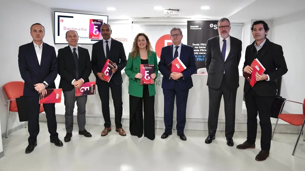 Imagen de familia durante la presentación de la 36ª edición del Barómetro del Colegio de Economistas de la Región. (Colegio de Economistas)