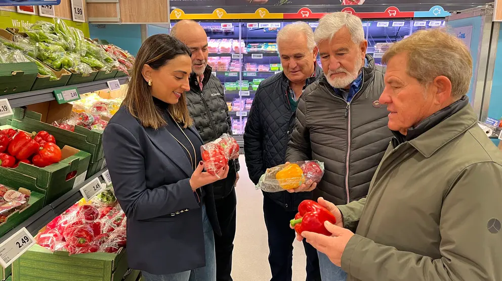 La consejera Sara Rubira en un supermercado de Berlín donde se comercializan productos hortofrutícolas de la Región de Murcia. (CARM)