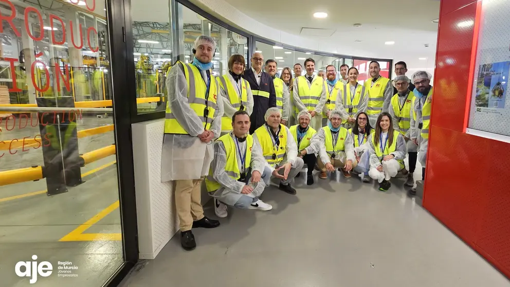 Un momento del encuentro empresarial organizado por la Asociación de Jóvenes Empresarios de la Región de Murcia (AJE) en las instalaciones de Auxiliar Conservera, ubicadas en Molina de Segura. (AJE Región de Murcia)