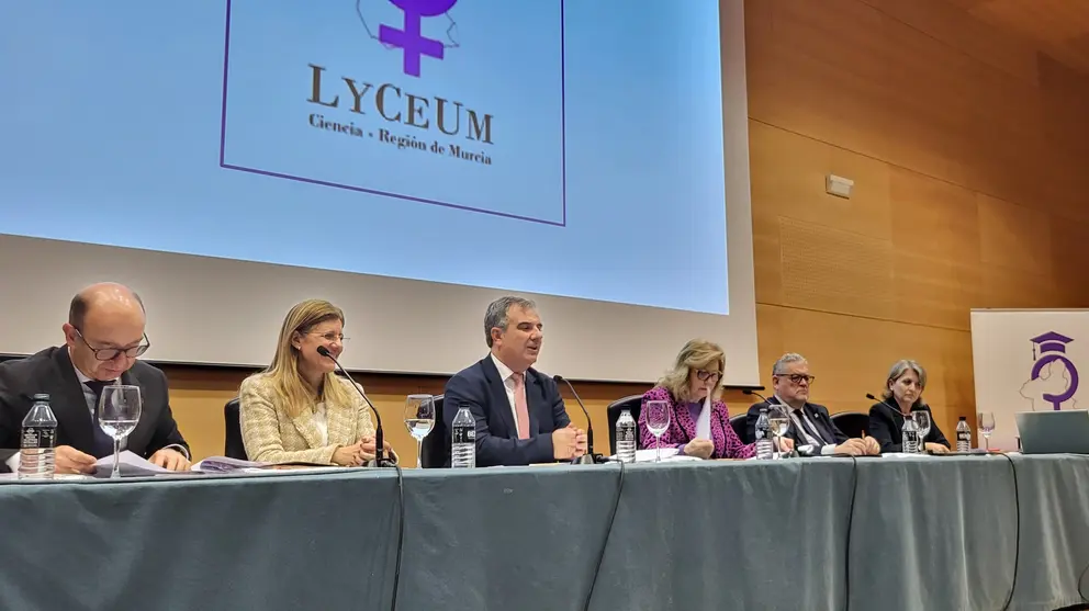 El consejero de Universidades, Juan María Vázquez, durante la inauguración de la VIII Jornada conmemorativa del ‘Día Internacional de la Mujer y la Niña en la Ciencia’. (CARM)