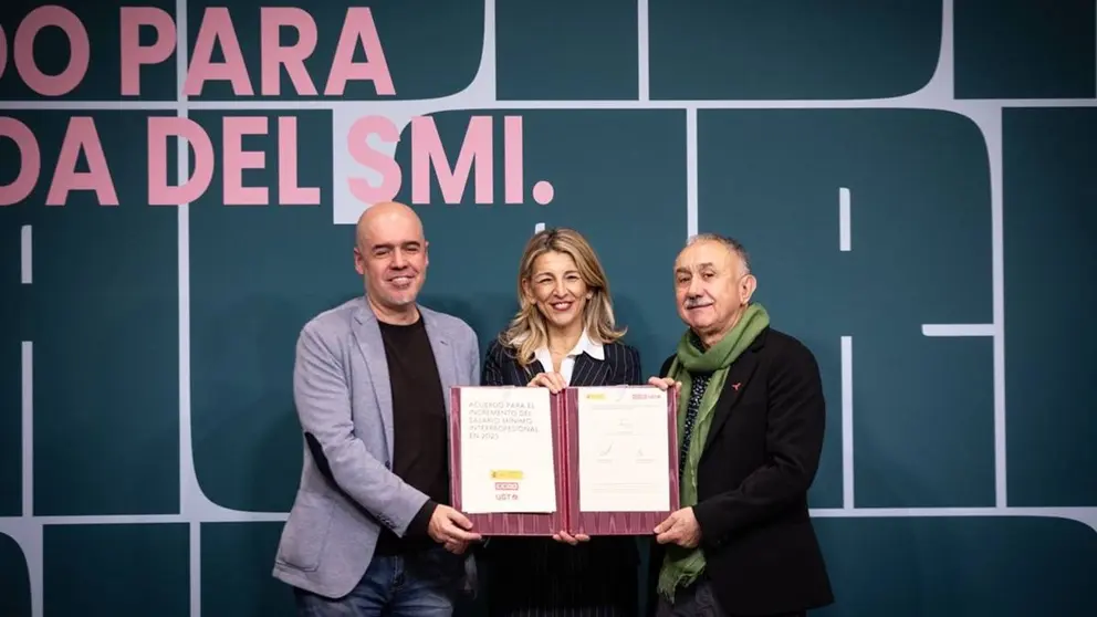 La vicepresidenta segunda del Gobierno y ministra de Trabajo, Yolanda Díaz, firma junto con los secretarios generales de CCOO, Unai Sordo; y de UGT, Pepe Álvarez; el acuerdo para la subida del Salario Mínimo Interprofesional (SMI) en 2025. (Ministerio de Trabajo)