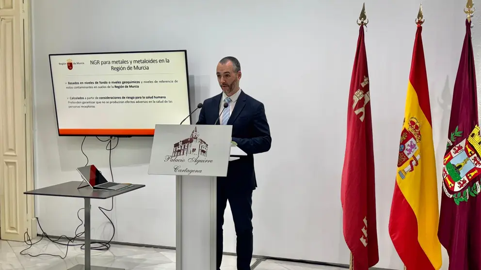 El director general de Medio Ambiente, Juan Antonio Mata, durante la  rueda de prensa para informar sobre el decreto que establece los niveles genéricos de referencia de metales pesados en la Región de Murcia, que sirve para la caracterización de suelos contaminados. (CARM)