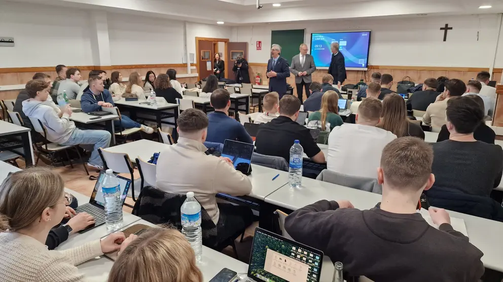 Primera clase de alumnos de la FOM en la UCAM. (UCAM)