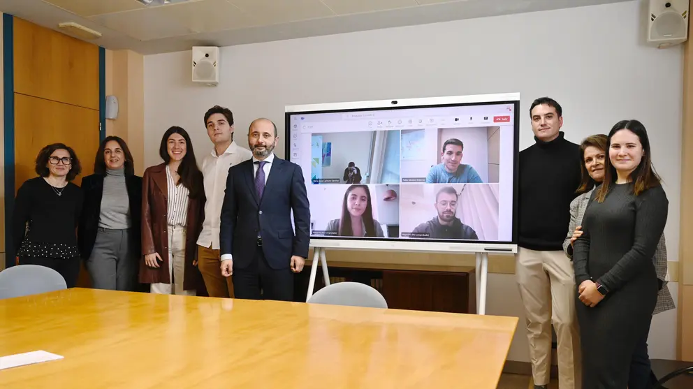 El director del Info, Joaquín Gómez, junto a los jóvenes becados. (CARM)