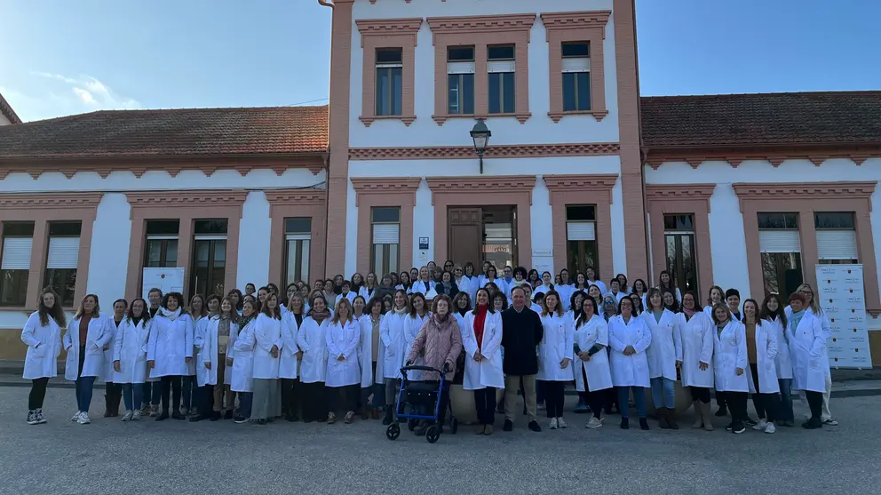 La consejera de Agricultura, Sara Rubira, junto a las investigadoras del Imida en las instalaciones del centro. (CARM)