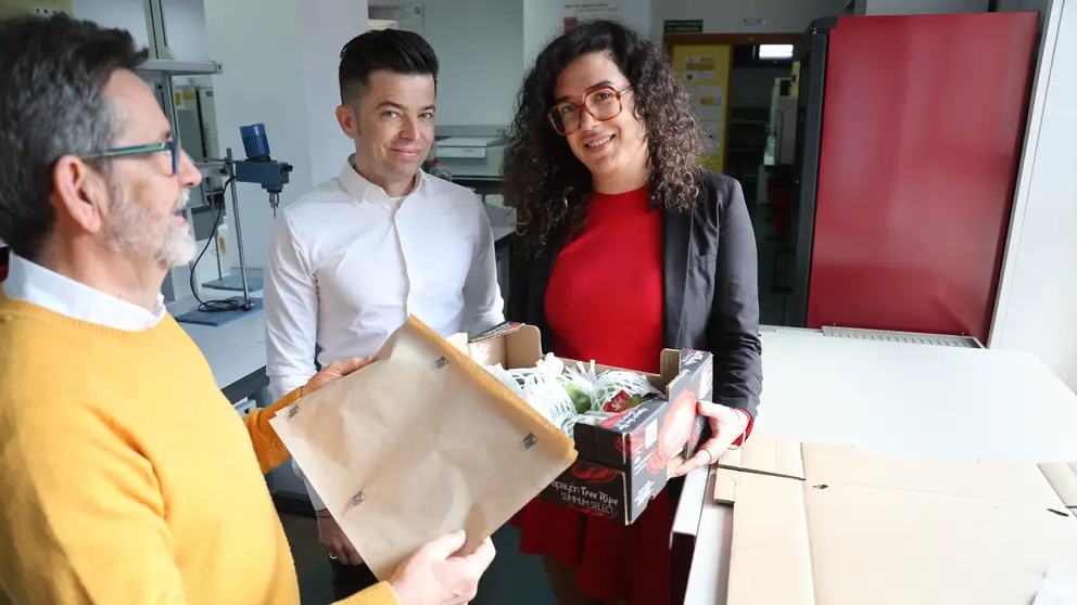 La nueva doctora por la UPCT, junto a los directores de su tesis, con los envases de cartón y papel que alargan la vida útil de frutas y hortalizas. (UPCT)