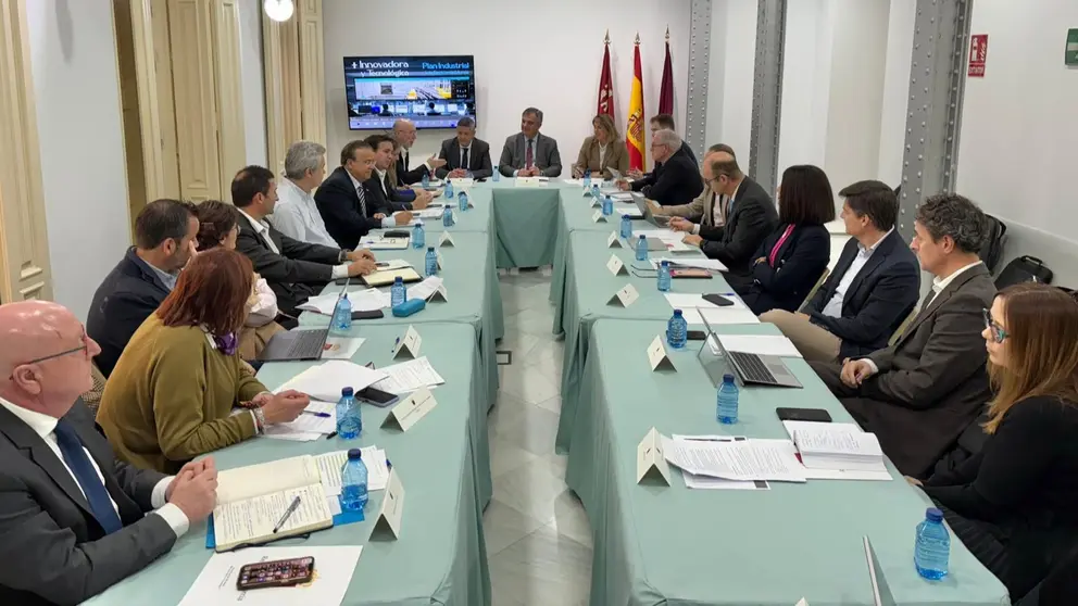 El consejero de Medio Ambiente, Universidades, Investigación y Mar Menor, Juan María Vázquez, preside la mesa de trabajo Más Innovadora y Tecnológica, celebrada en Cartagena en el marco del desarrollo del Plan Industrial de la Región de Murcia. (CARM)