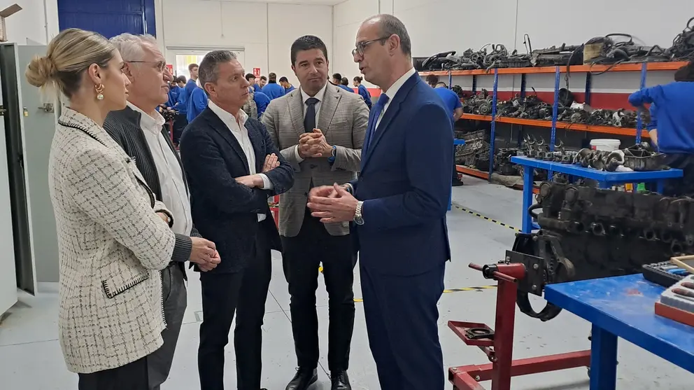 El consejero de Educación y Formación Profesional, Víctor Marín, visita el centro Cabezo de Torres FP. (CARM)