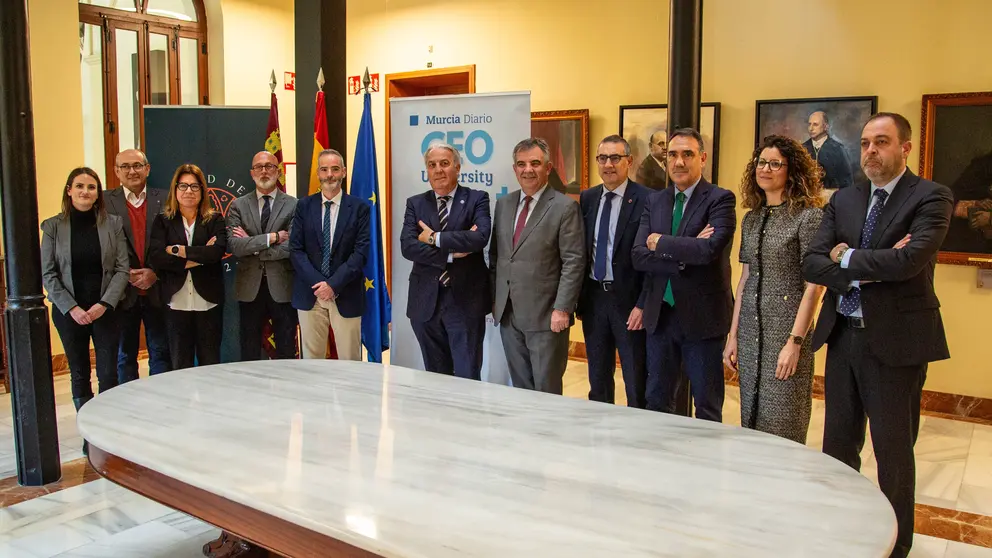 Imagen de familia antes de la firma del convenio para el desarrollo del CEO University. (Raúl Alcántara)