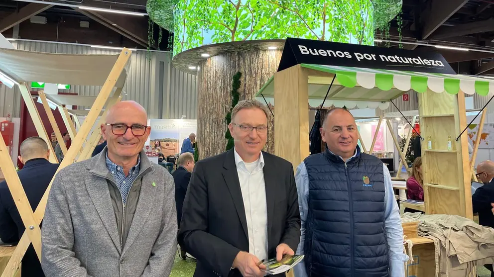 David Samper, presidente del CAERM; Josech Gebauer, director general de Sostenibilidad del Ministerio de Medio Ambiente de Alemania y Pedro Pérez, director técnico del CAERM. (CAERM)